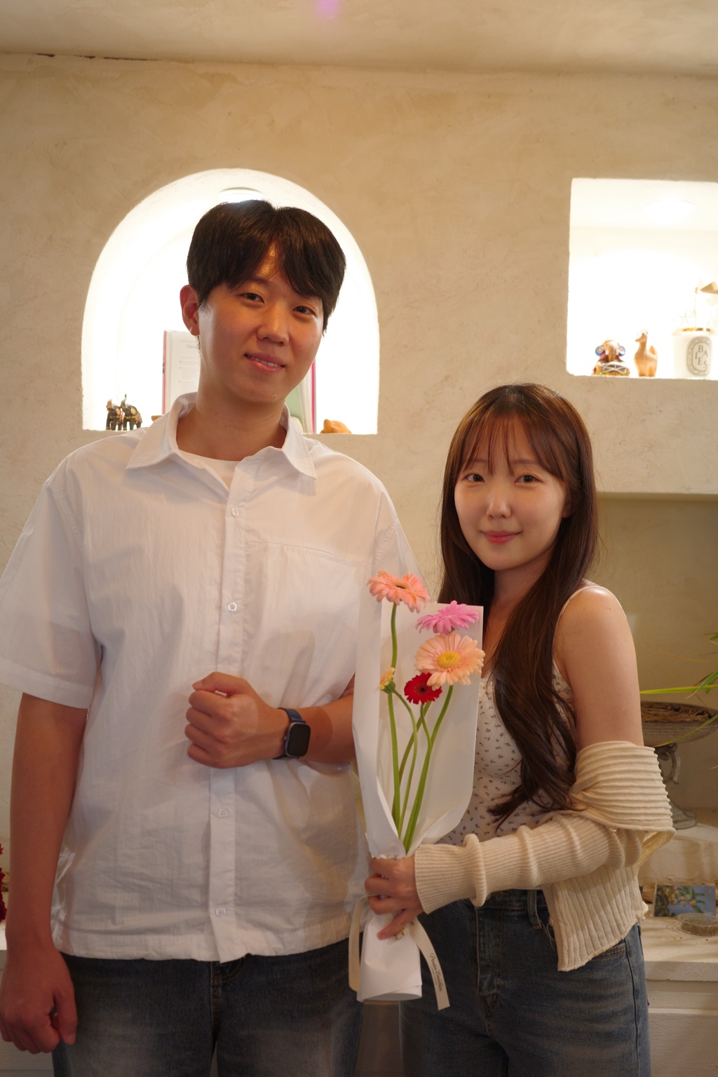 페탈옹트라쎄에서 꽃다발을 들고 촬영한 커플