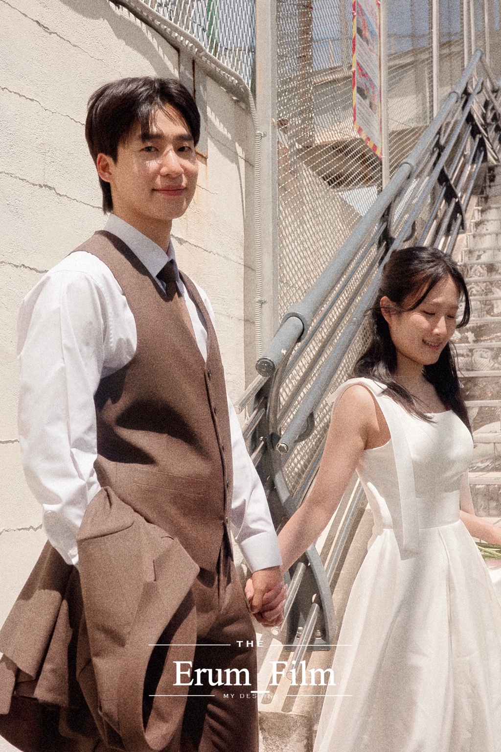 도시 계단을 걸어 내려오는 웨딩 커플