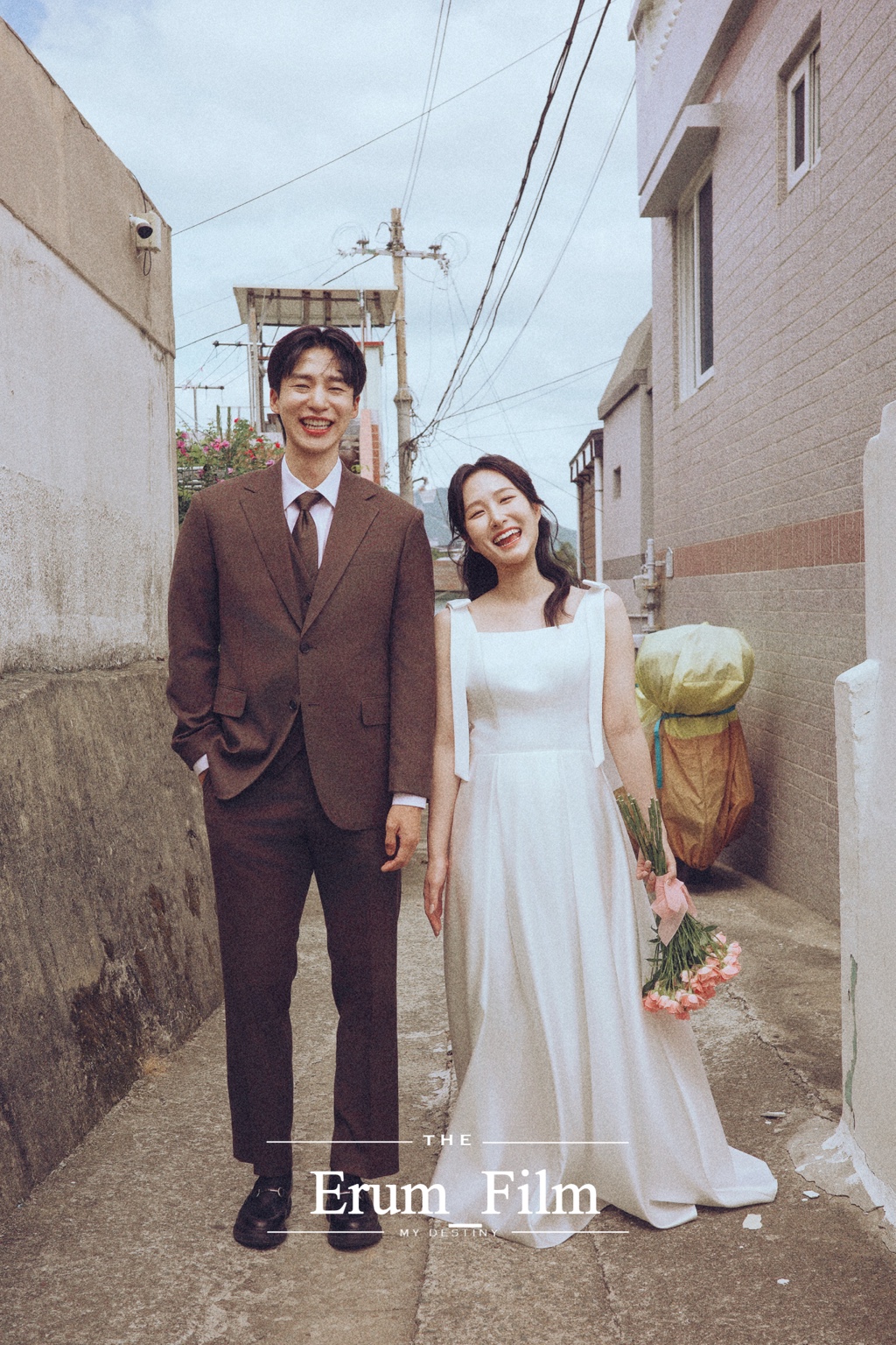 오래된 골목을 함께 걷는 웨딩 커플