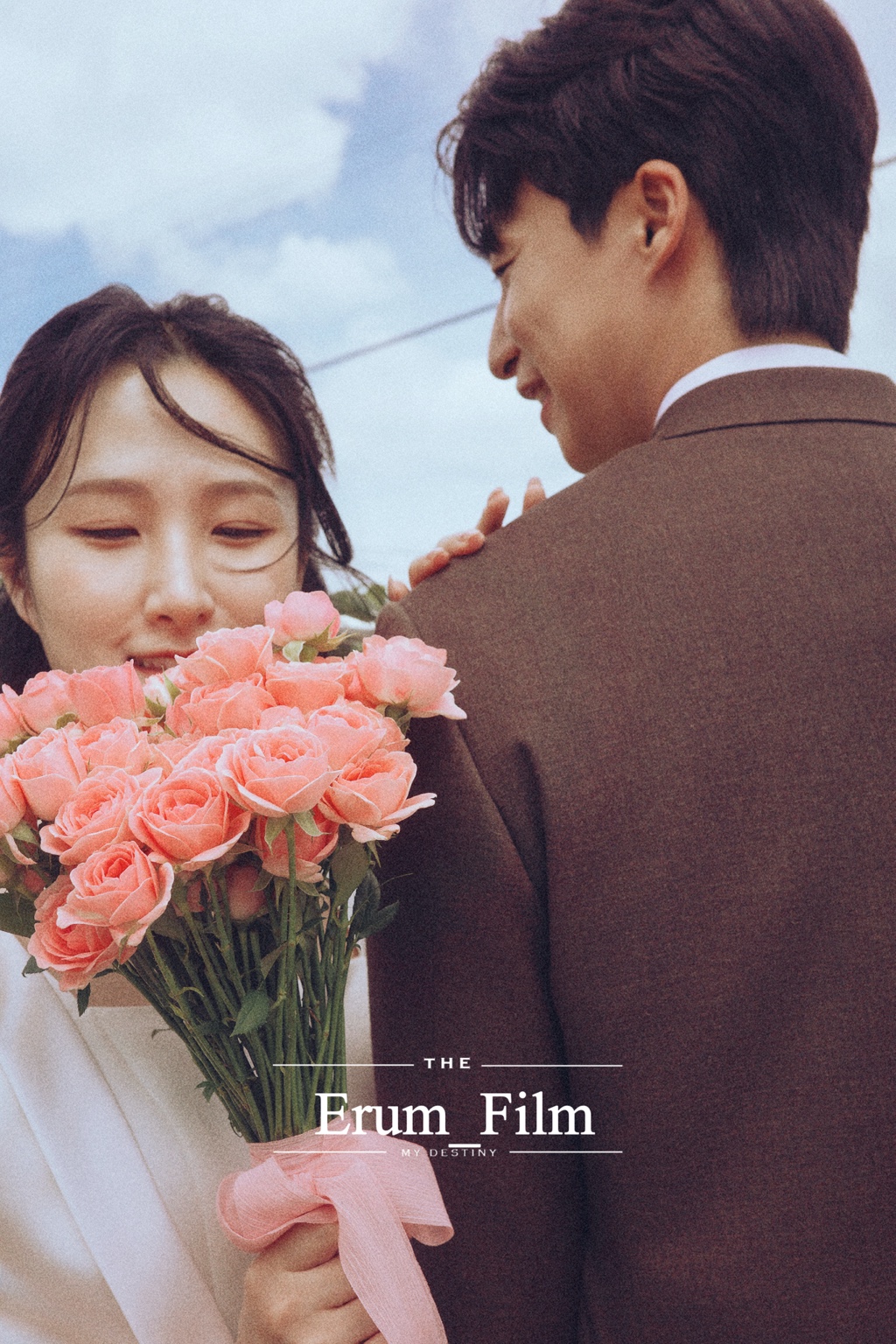 꽃다발을 든 신부와 신랑의 도시 웨딩 포트레이트