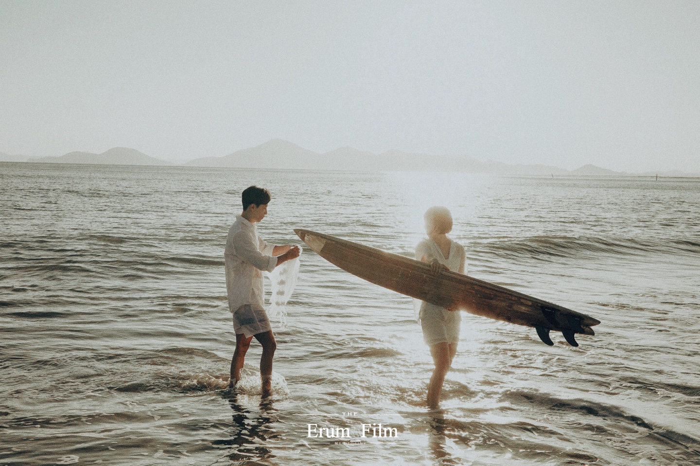 다대포 해변에서 서핑보드를 들고 걷는 커플